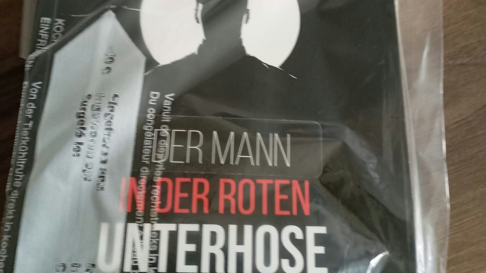 Der Mann in der roten Unterhose, in einer Tüte gesichert in Niederbachem