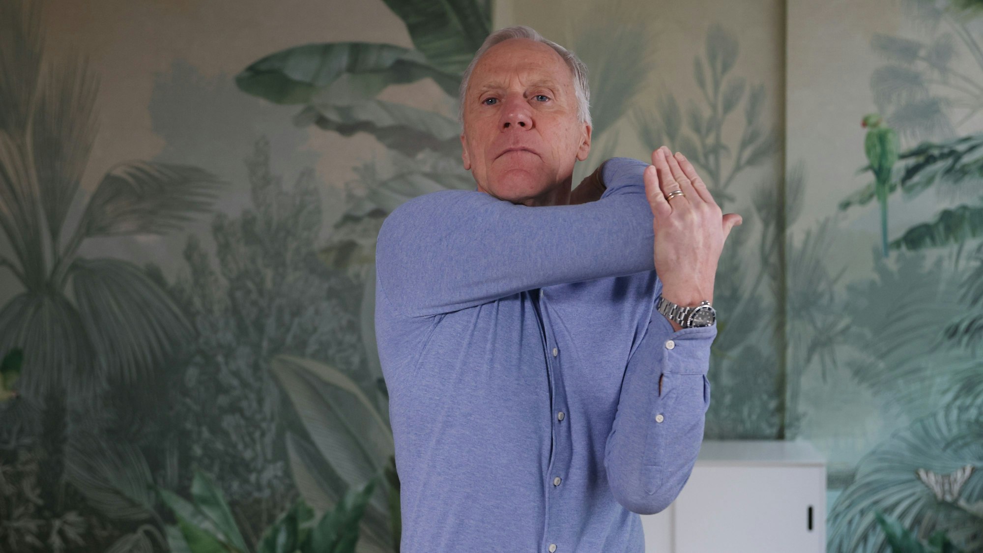 Ingo Froböse zeigt die Übung Trizeps dehnen.