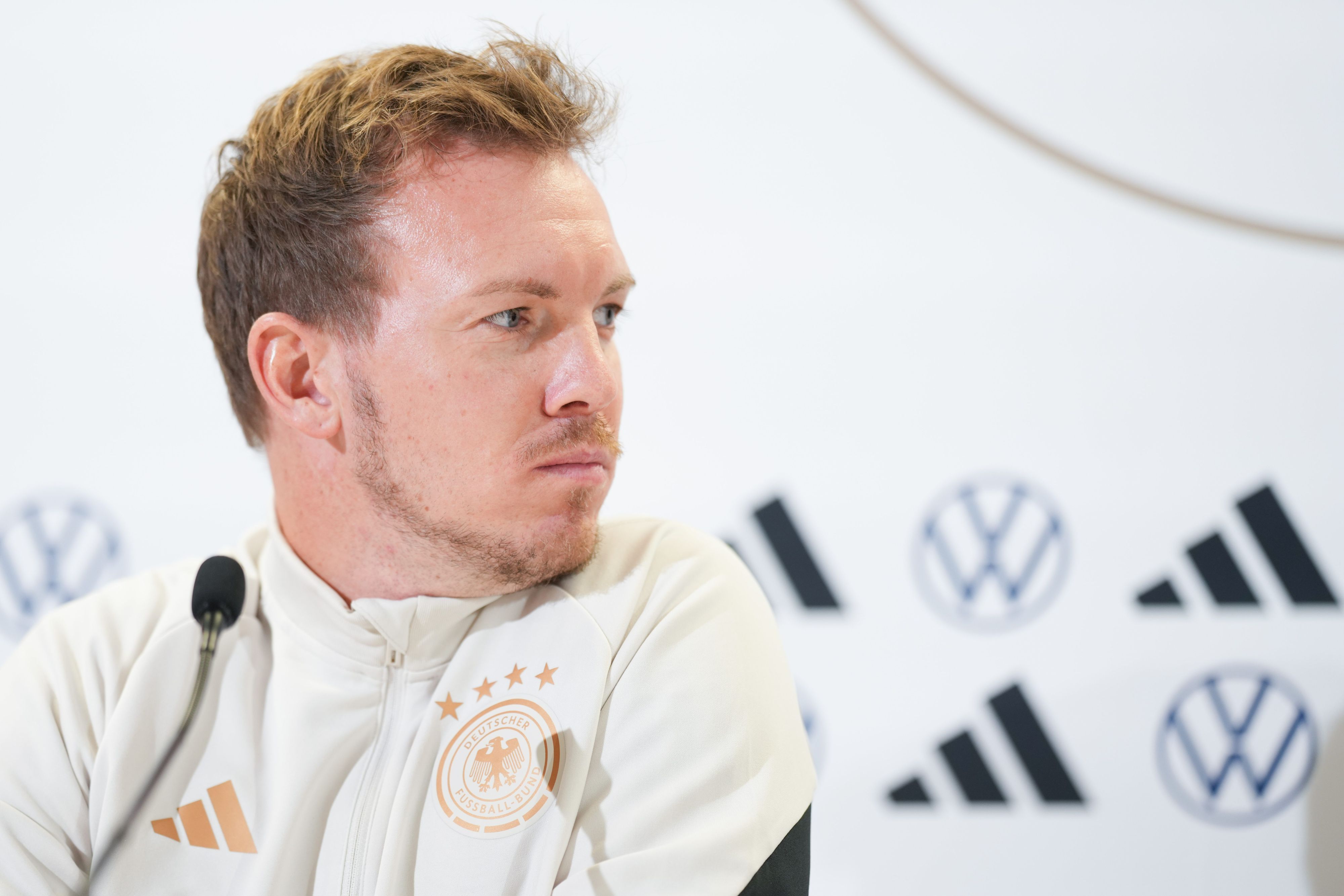Julian Nagelsmann, Trainer von Deutschland, reagiert auf einer Pressekonferenz.
