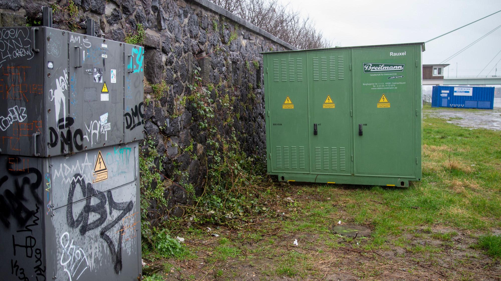 Stromkästen stehen an einer Wand.