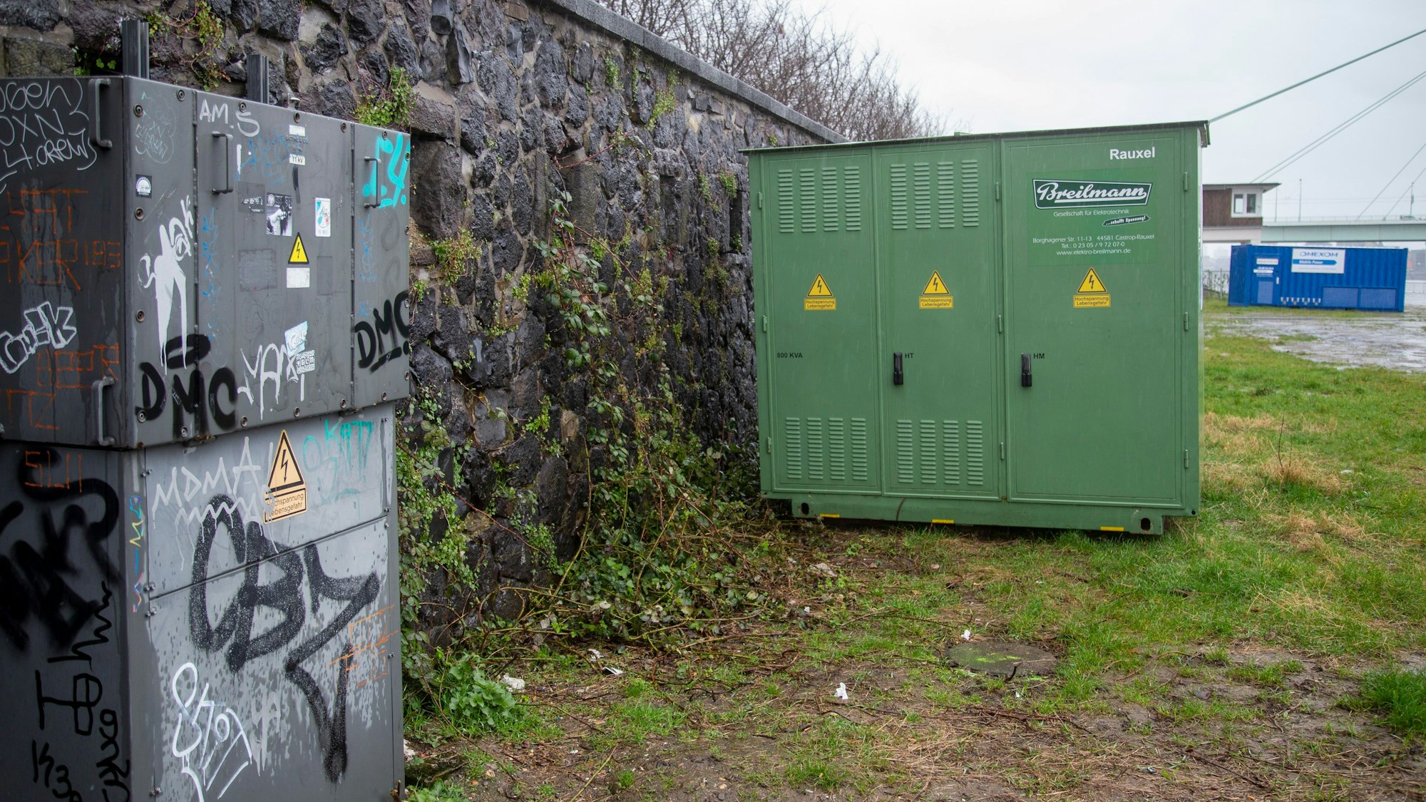 Stromkästen stehen an einer Wand.