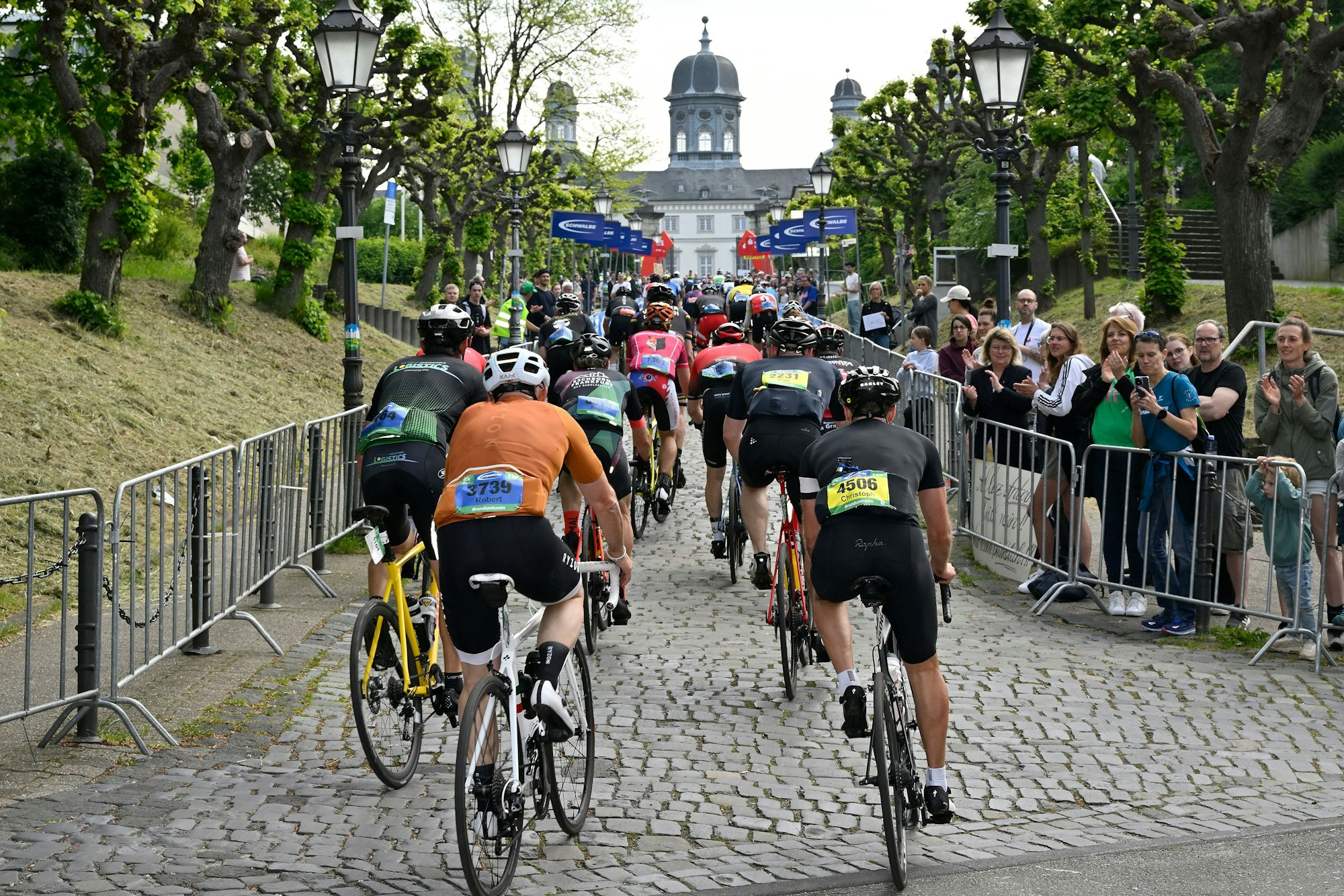 Das Foto zeigt Radfahrer am Schlossberg in Bensberg
