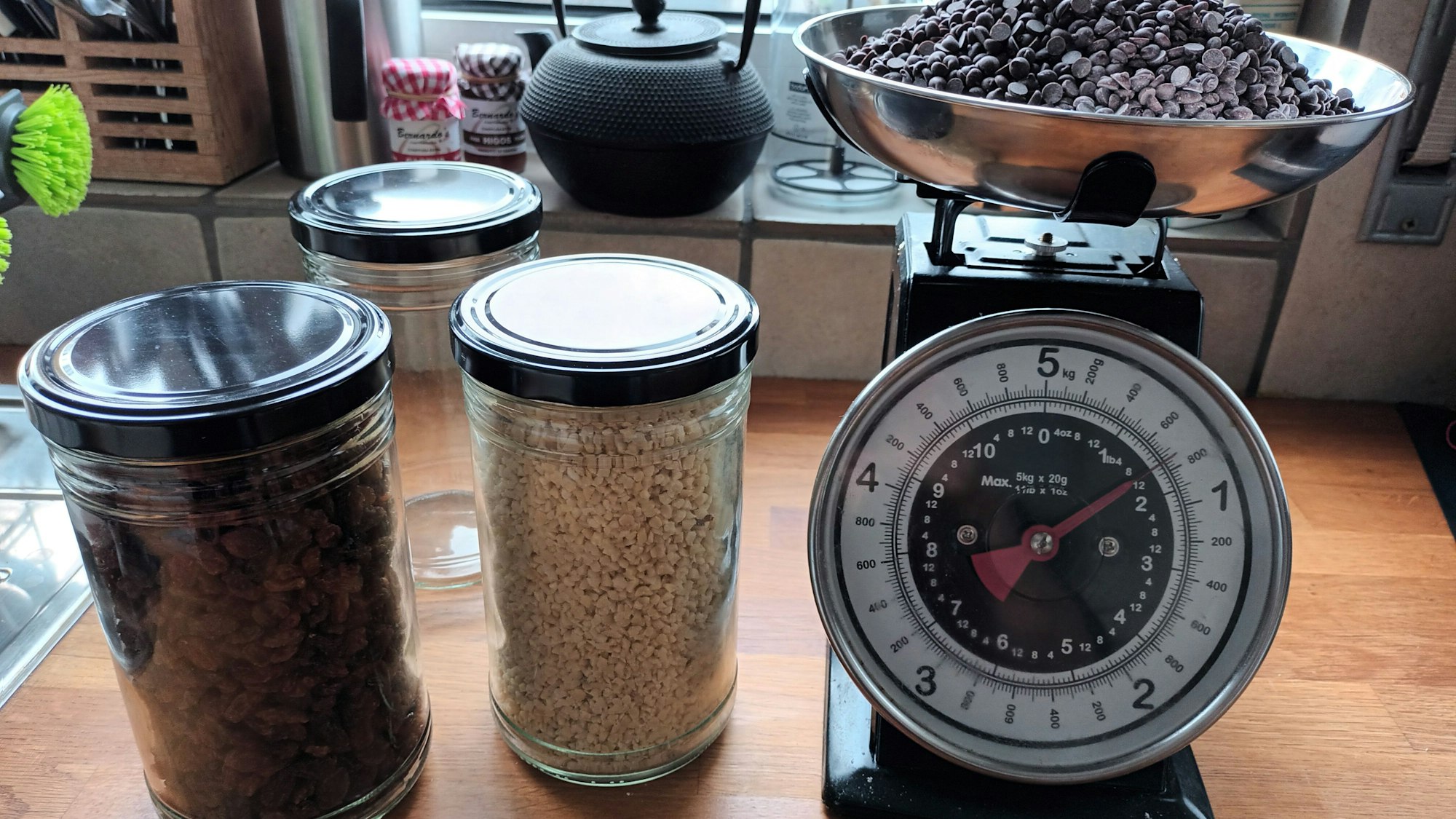 Gläser mit Lebensmitteln und eine Waage