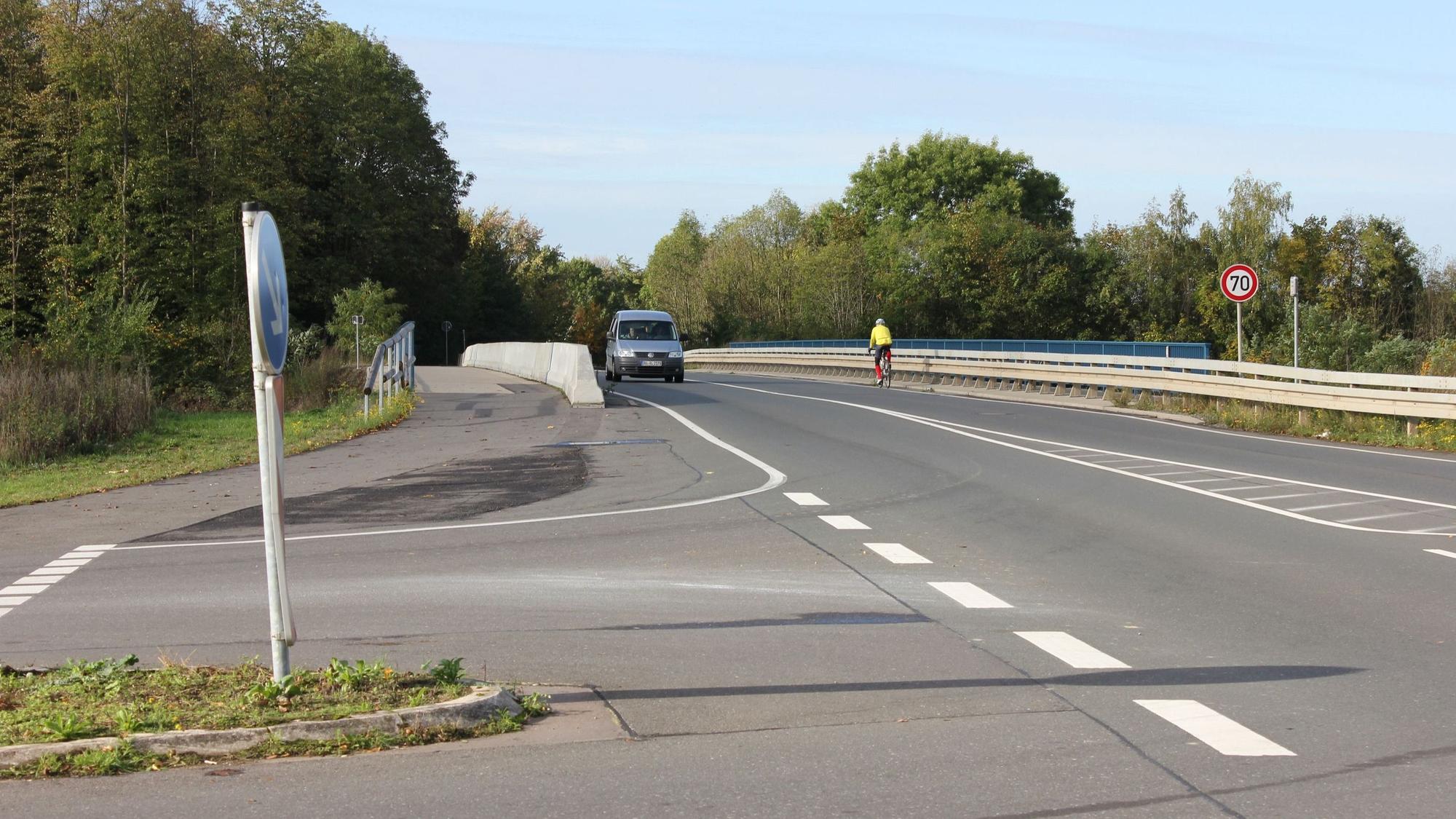Blick auf eine Einmündung auf eine große Straße
