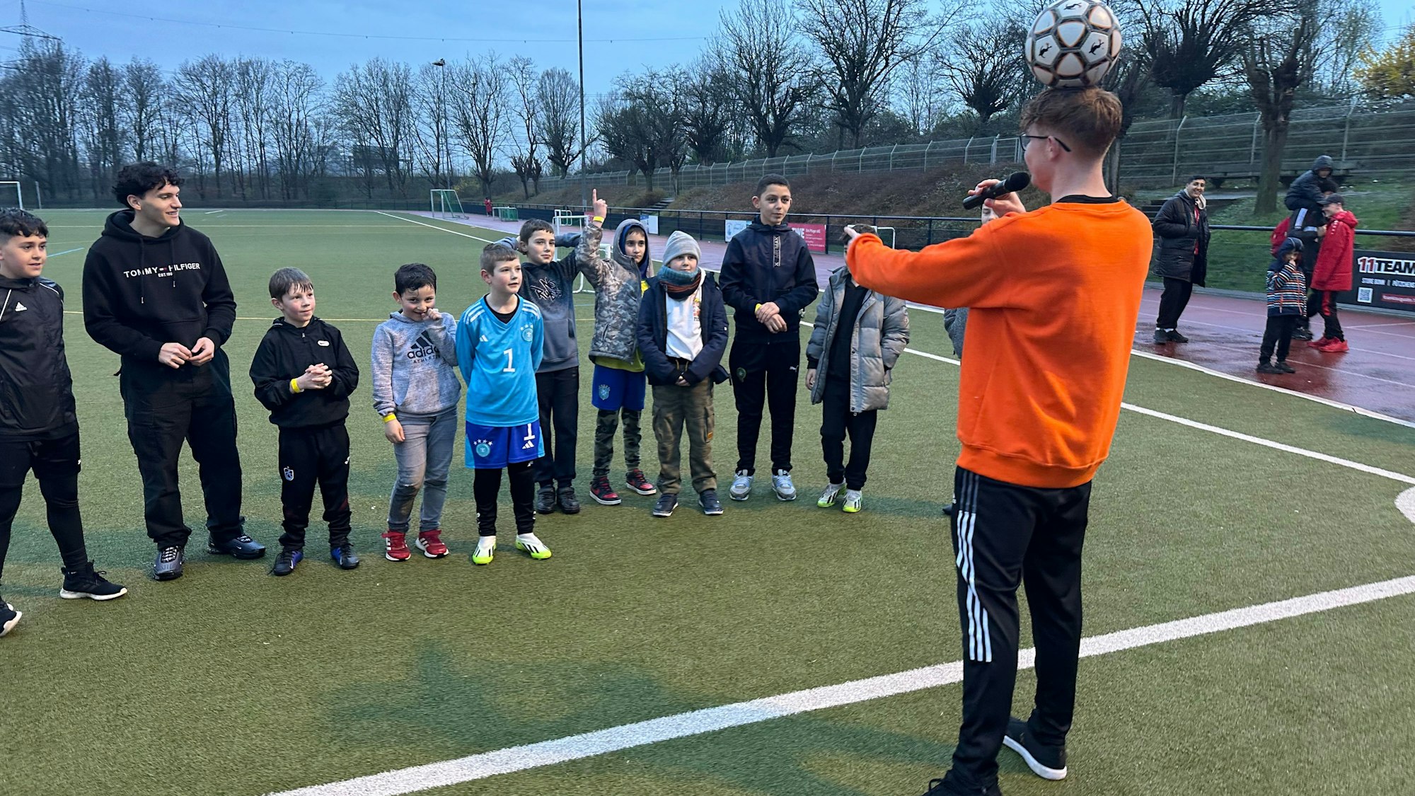 Jannik Singspiel, im Internet bekannt als Jannik Freestyle, hat einen Fußball auf seinem Kopf platziert. Er fällt nicht herunter.