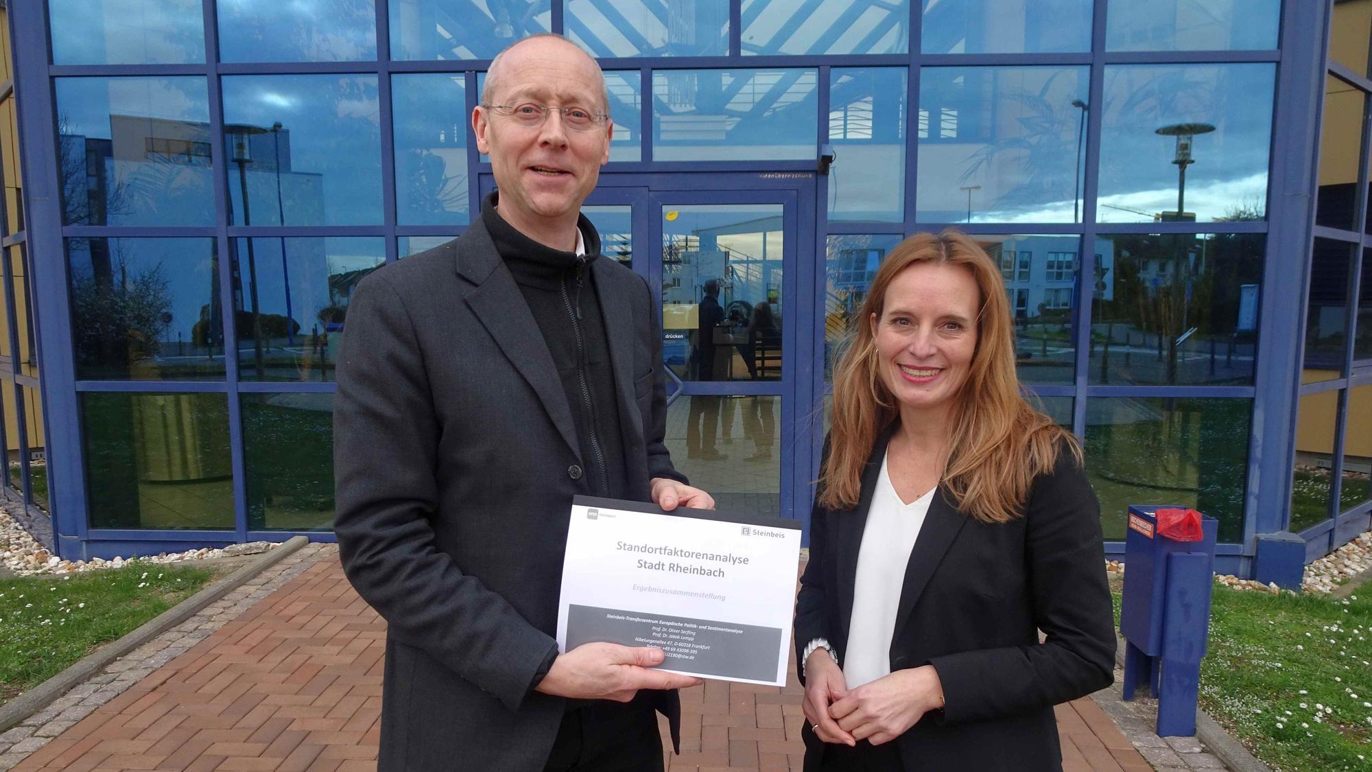 Die Ergebnisse der Analyse präsentierten Wirtschaftsförderer Dr. Joachim Rasch und die Erste Beigeordnete Daniela Hoffmann.