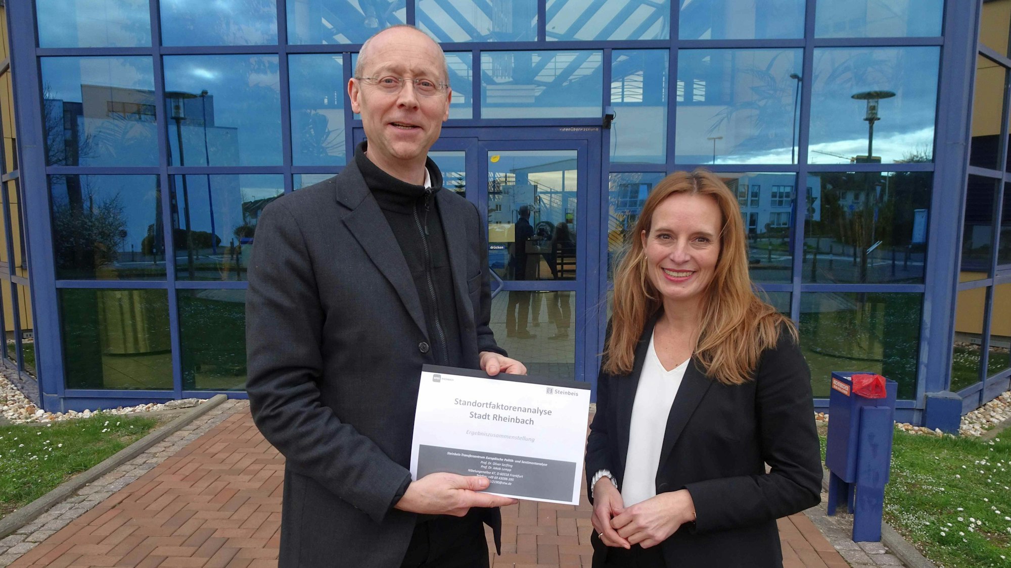 Die Ergebnisse der Analyse präsentierten Wirtschaftsförderer Dr. Joachim Rasch und die Erste Beigeordnete Daniela Hoffmann.