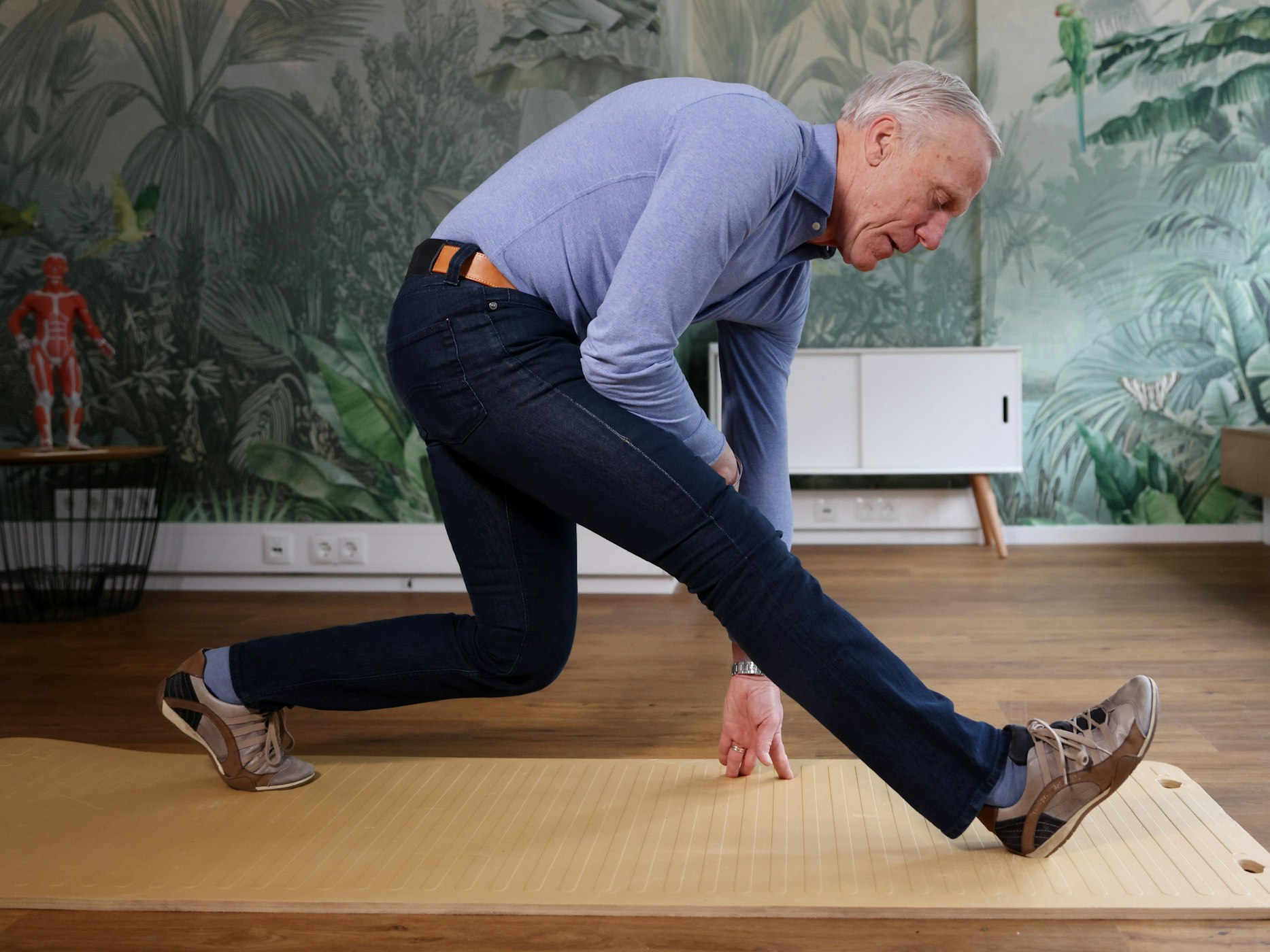 Ingo Froböse zeigt die Übung Beinrückseite dehnen.