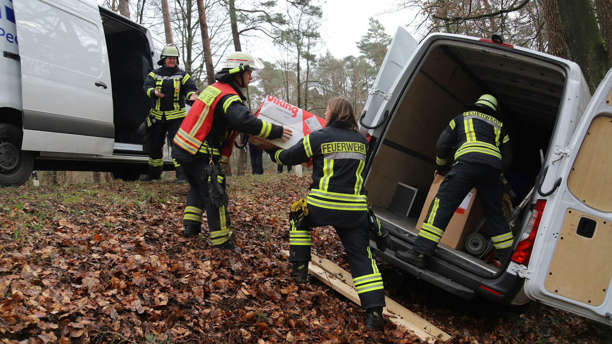 Feuerwehrleute halfen bei der Entladung des Kleintransporters.