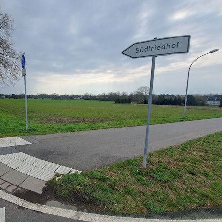 Auch das Areal unterhalb des Rheidter Südfriedhofs ist nach Auffassung der Niederkasseler Stadtverwaltung ein geeigneter Standort eines Wohnheims für Geflüchtete.