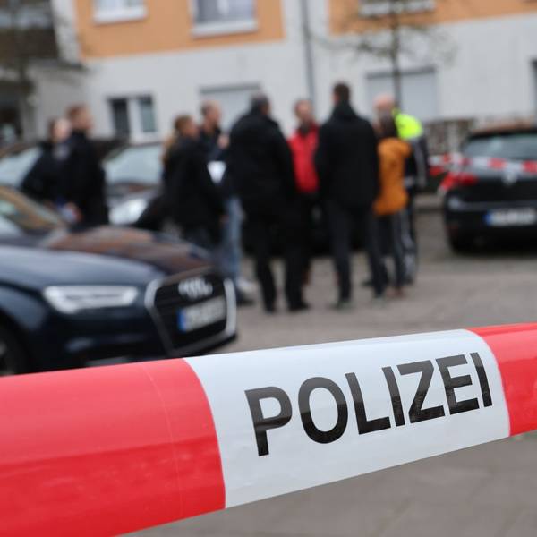 Nach der Schussabgabe suchen die Beamten vor Ort nach Spuren.