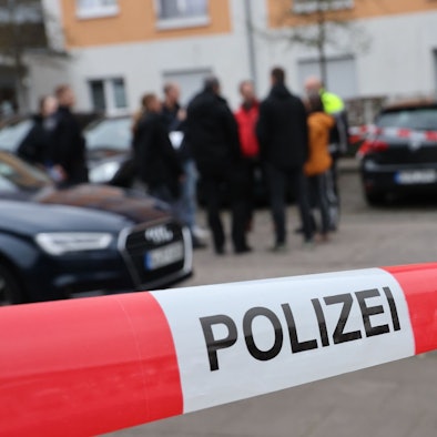 Nach der Schussabgabe suchen die Beamten vor Ort nach Spuren.