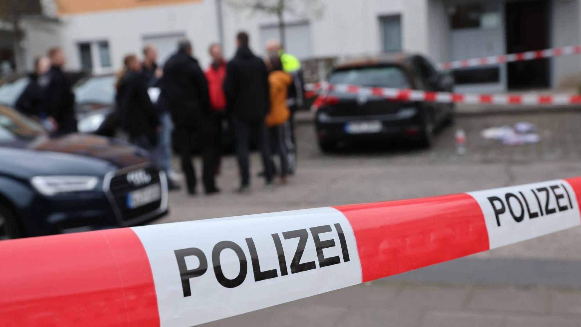 Nach der Schussabgabe suchen die Beamten vor Ort nach Spuren.