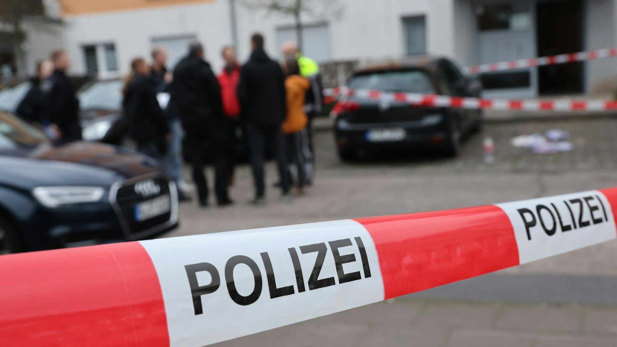 Nach der Schussabgabe suchen die Beamten vor Ort nach Spuren.