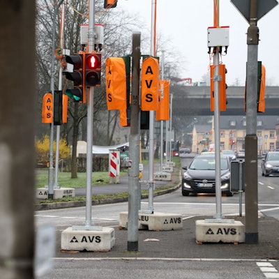 An der A4-Auffahrt Untereschbach ist eine Baustellenampelanlage aufgebaut.