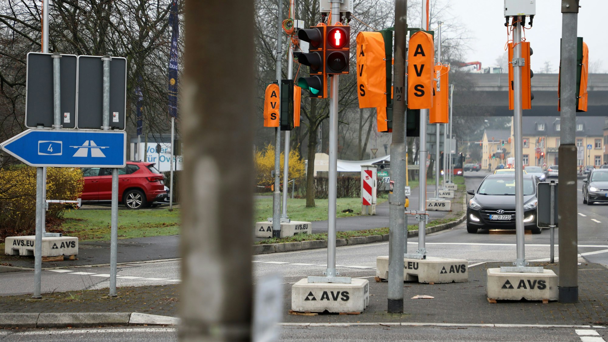An der A4-Auffahrt Untereschbach ist eine Baustellenampelanlage aufgebaut.