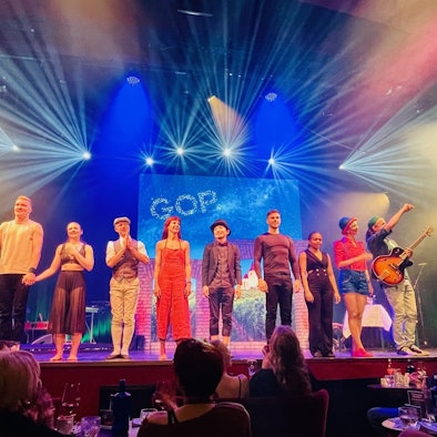 Künstler stehen beim Schlussapplaus alle zusammen auf der Bühne.