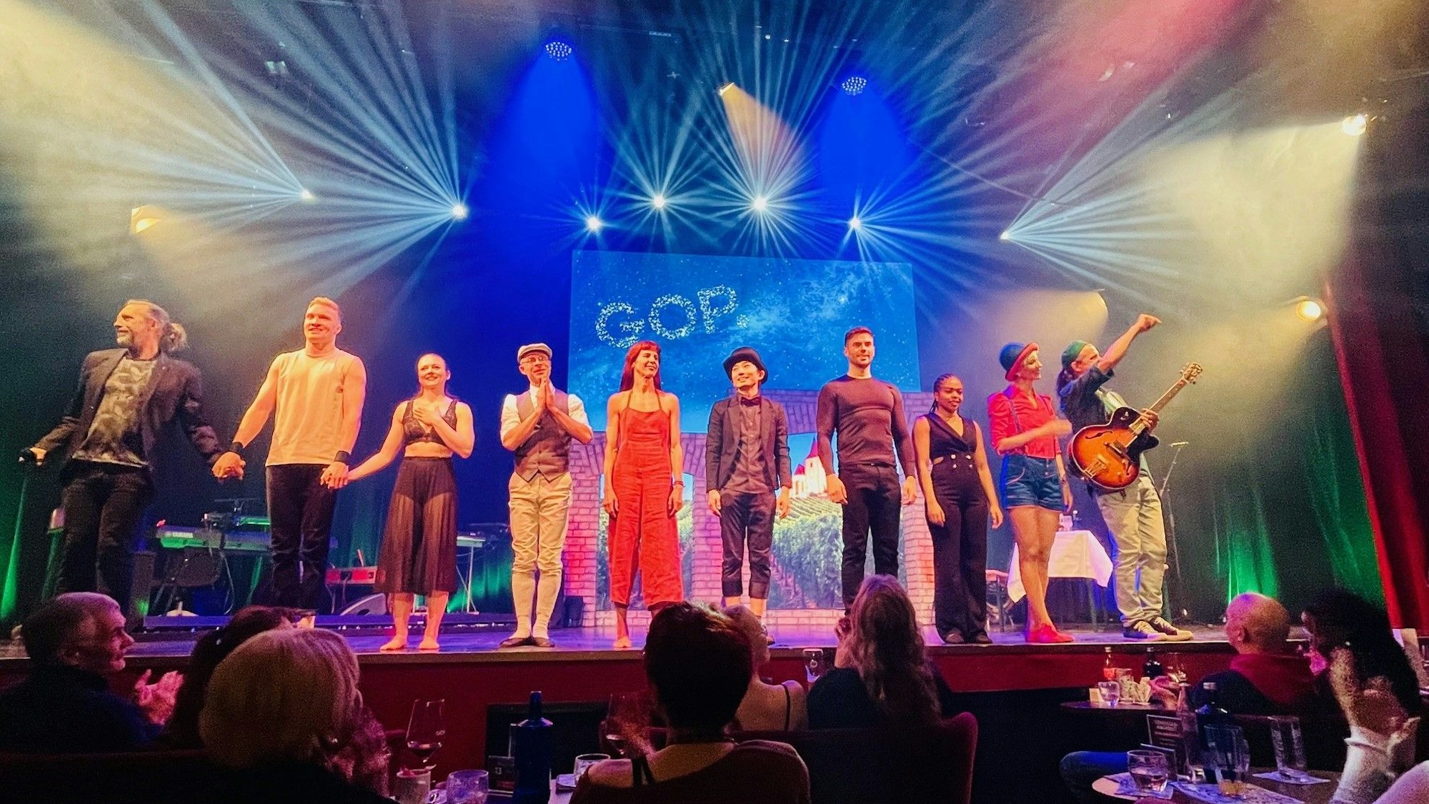 Künstler stehen beim Schlussapplaus alle zusammen auf der Bühne.