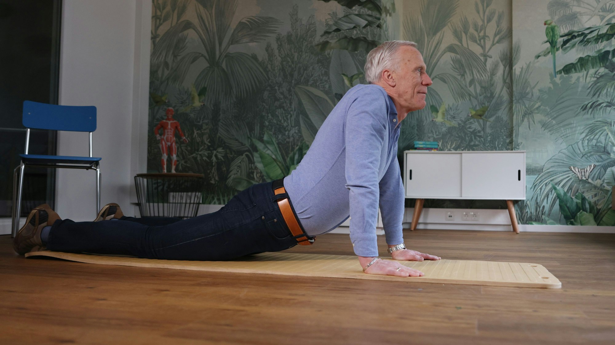 Ingo Froböse zeigt die Übung Cobra-Stretch.