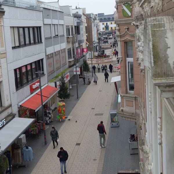 Ein Blick in die Neustraße mit vereinzelten Passanten.