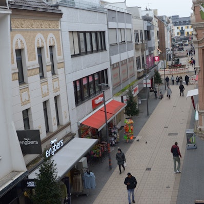 Ein Blick in die Neustraße mit vereinzelten Passanten.