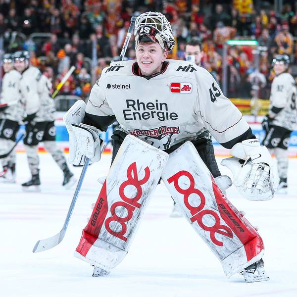 In Siegerpose: Haie-Torwart Tobias Ancicka.
