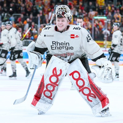 In Siegerpose: Haie-Torwart Tobias Ancicka.