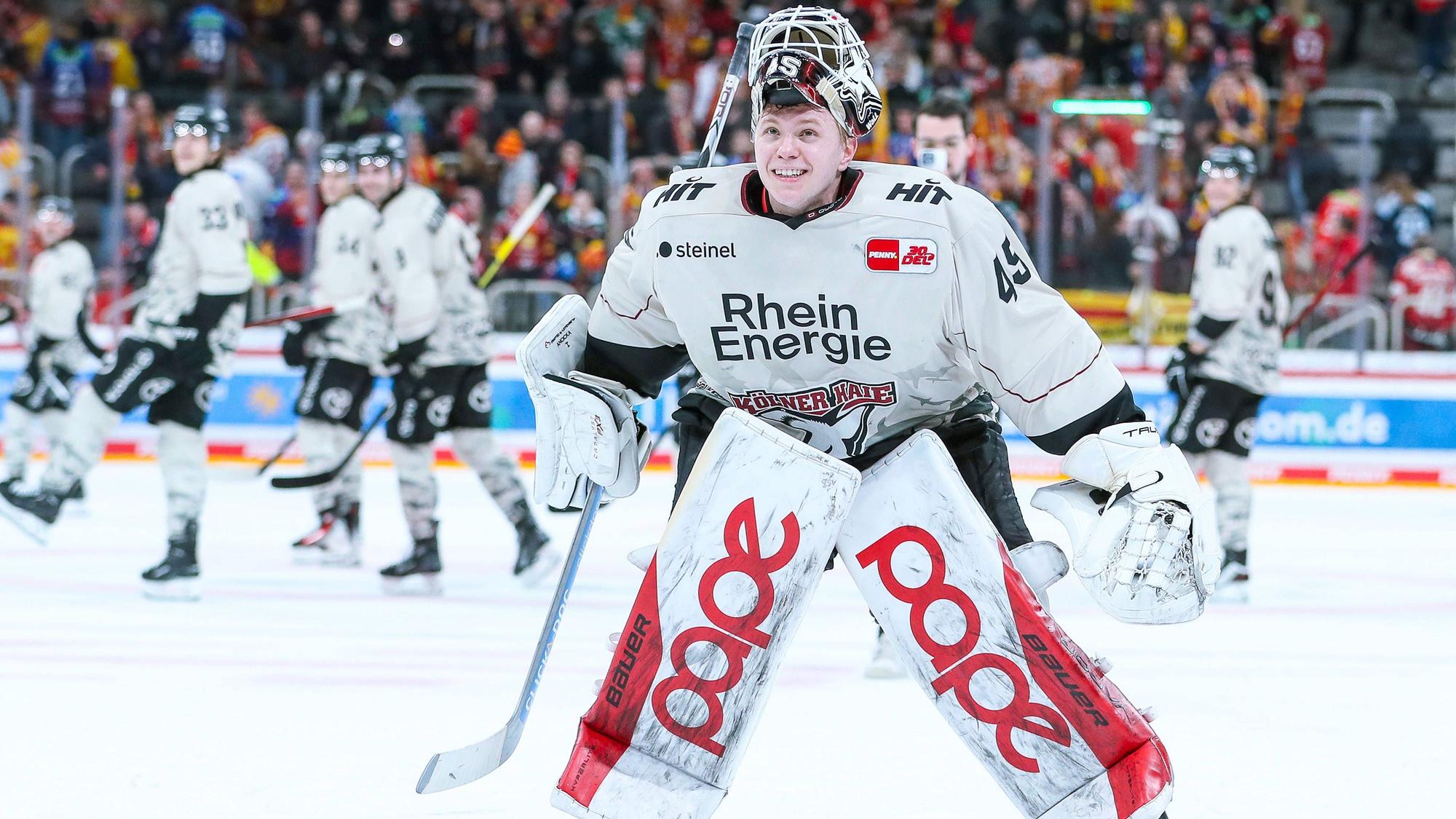 In Siegerpose: Haie-Torwart Tobias Ancicka.