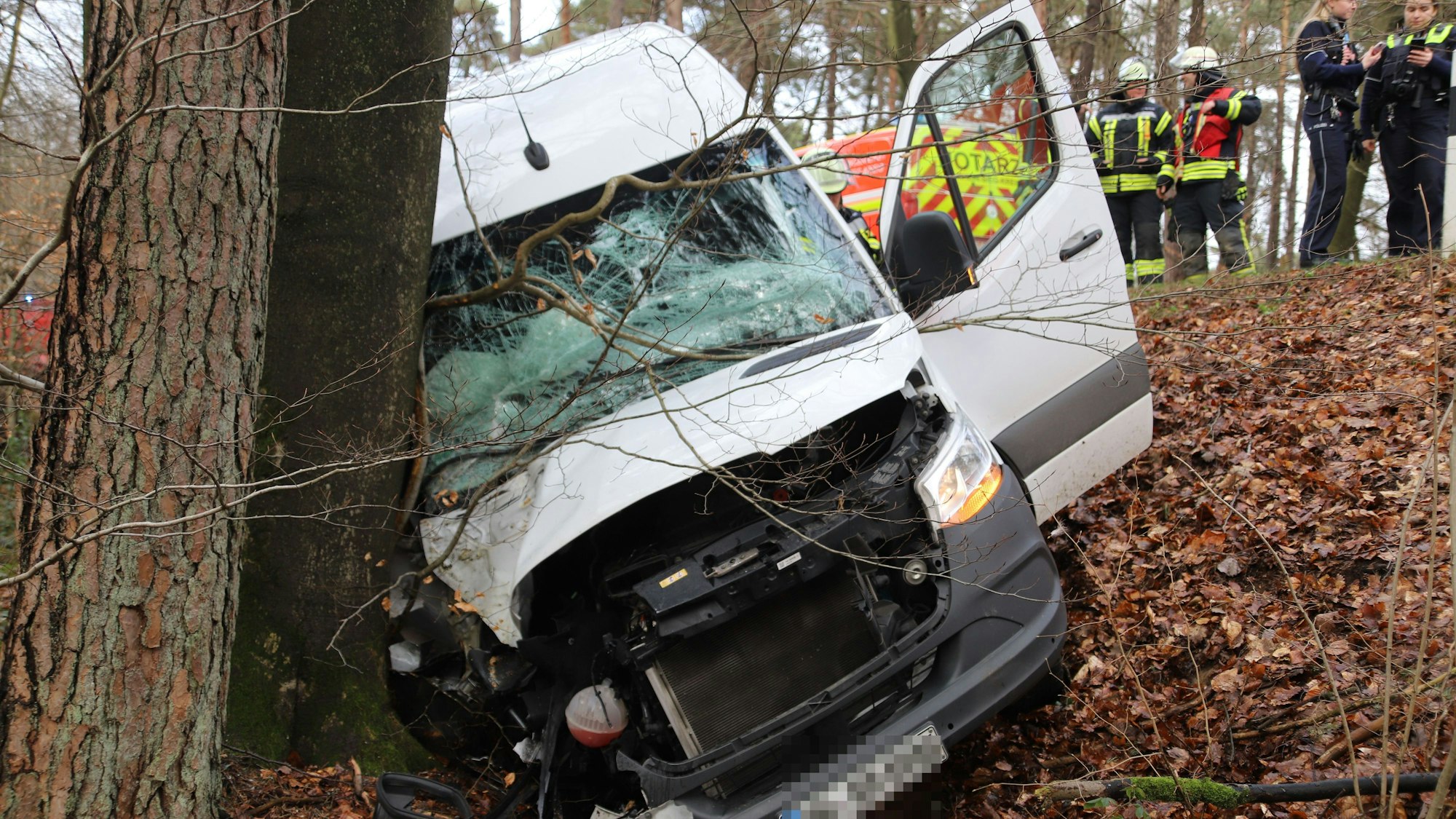 Ein 21 Jahre alter Sprinterfahrer ist in Ruppichteroth eine Böschung hinuntergefahren und gegen einen Baum gekracht. Die Beifahrerseite wurde eingedrückt.