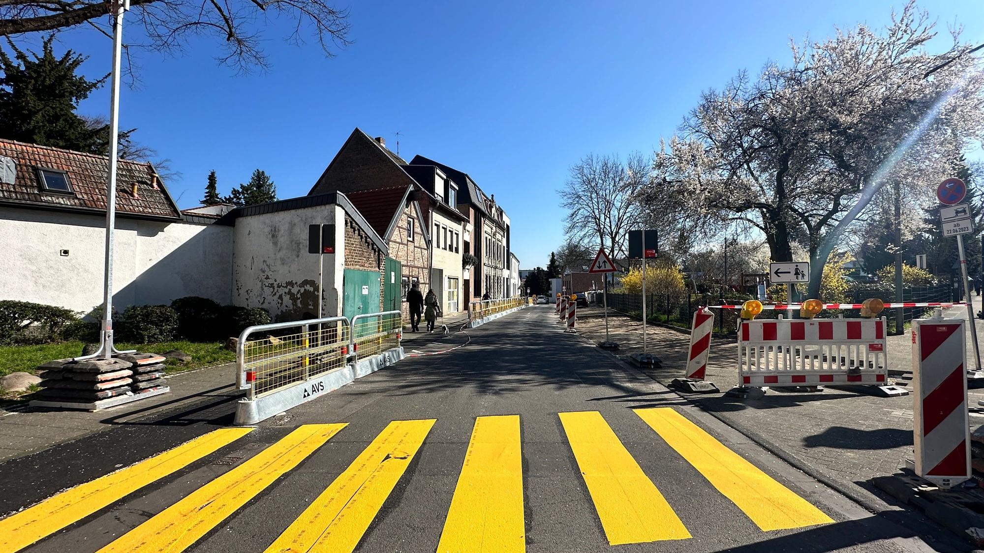 Blick auf einen temporären Zebrastreifen auf einer Straße