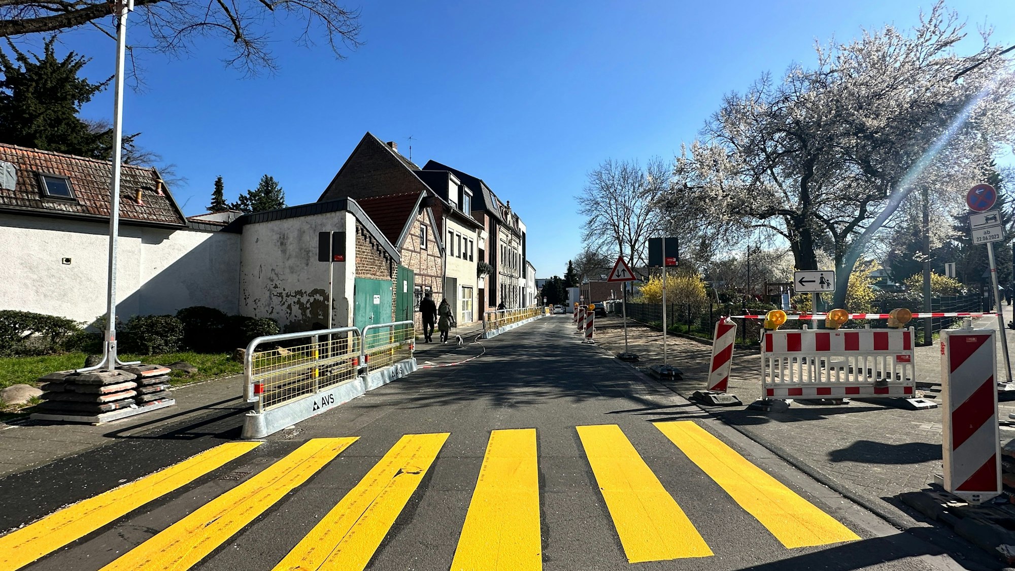 Blick auf einen temporären Zebrastreifen auf einer Straße