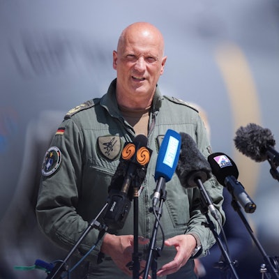 Der Inspekteur der deutschen Luftwaffe, Ingo Gerhartz, steht bei einer Pressekonferenz vor mehreren Mikrofonen der anwesenden Presse. Er trägt eine Uniform der Luftwaffe.