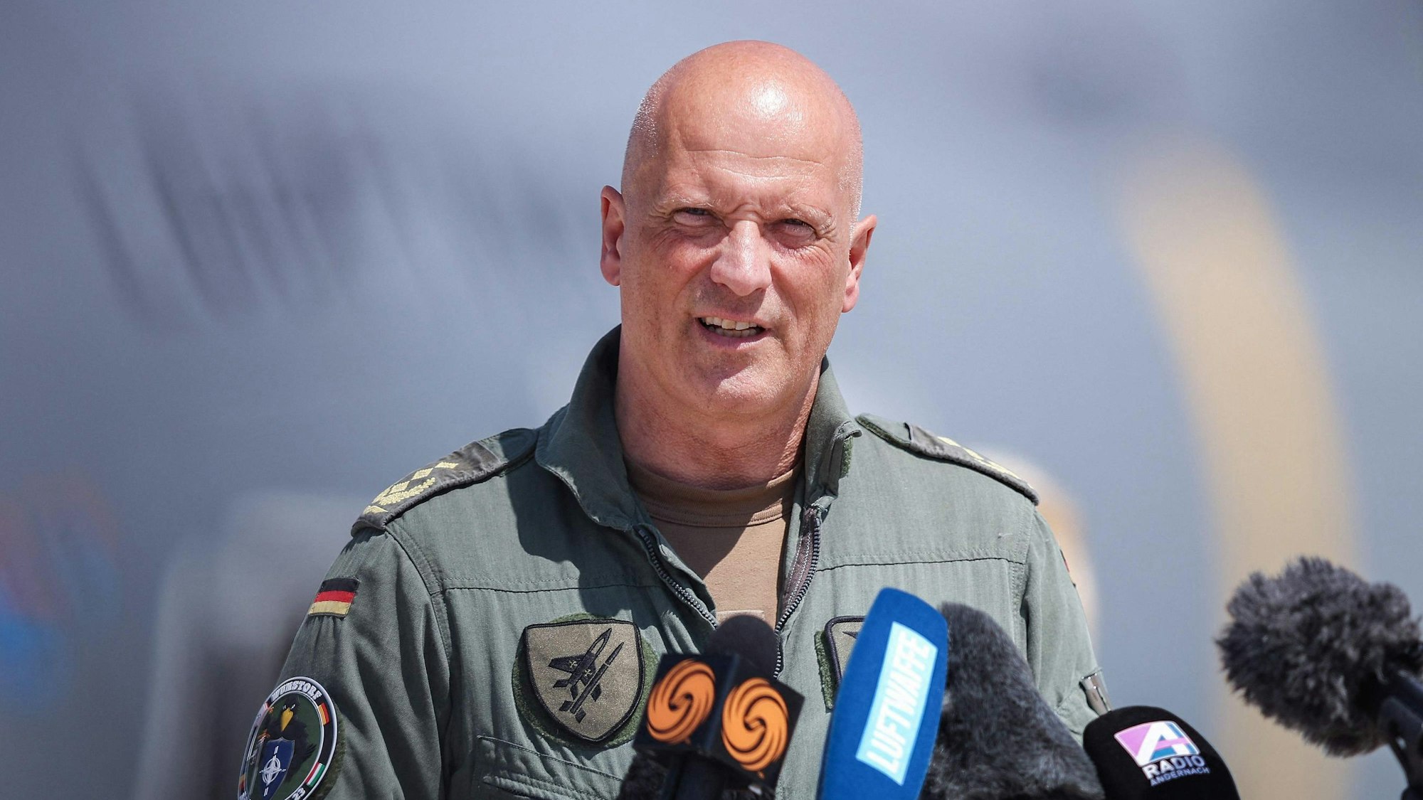 Der Inspekteur der deutschen Luftwaffe, Ingo Gerhartz, steht bei einer Pressekonferenz vor mehreren Mikrofonen der anwesenden Presse. Er trägt eine Uniform der Luftwaffe.