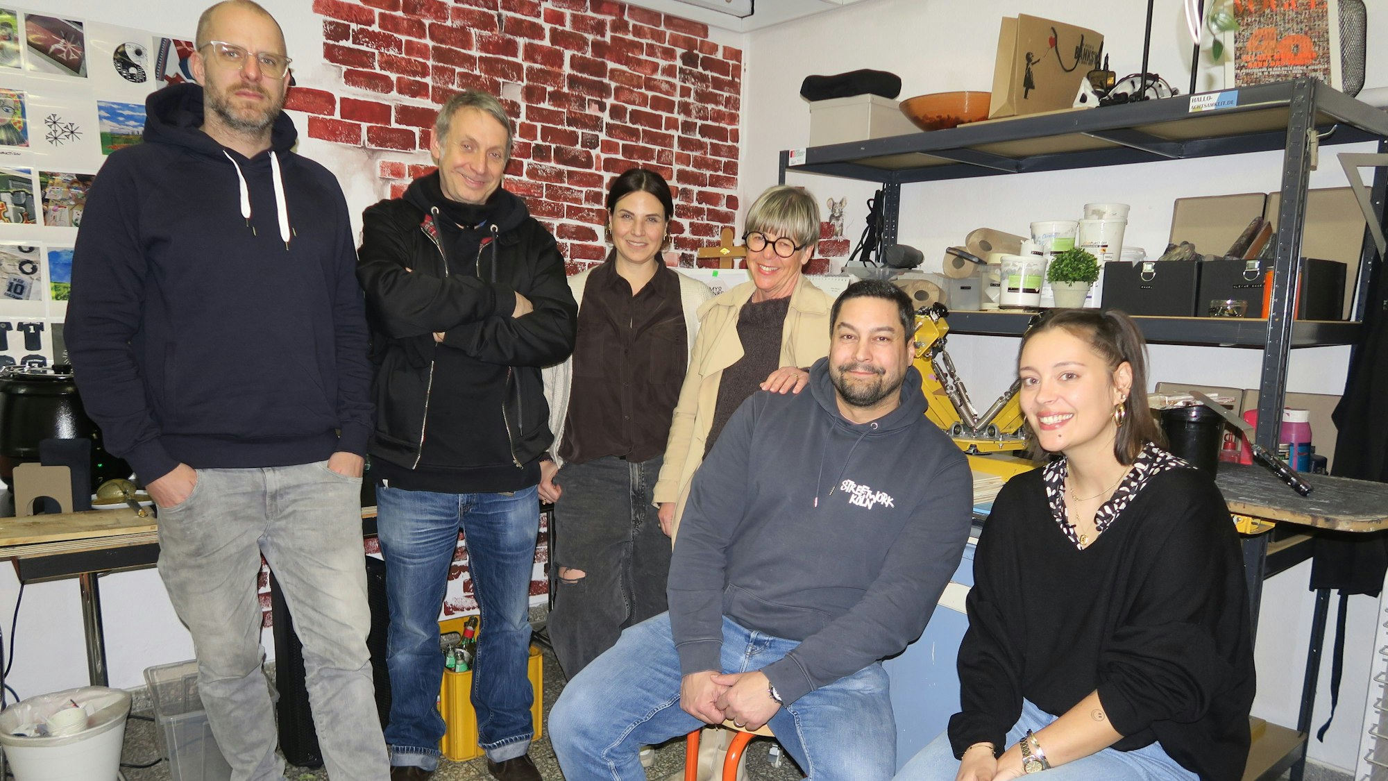 Bei der Eröffnung des „Cube 829“ stellten sich Marcel Kamps (Fotograf), Christian Baack, Thordis Naima Addelia, Ulrike Nachtigall (stehend v.l.) Armin Riyahi und Kim Nachtigall (AWO) (sitzend) vor