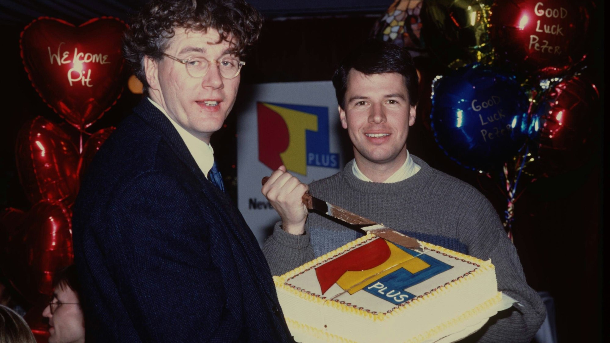 Peter Kloeppel (r.) 1992, damals startete der spätere RTL-Chefredakteur bei RTL plus. (Archivbild)