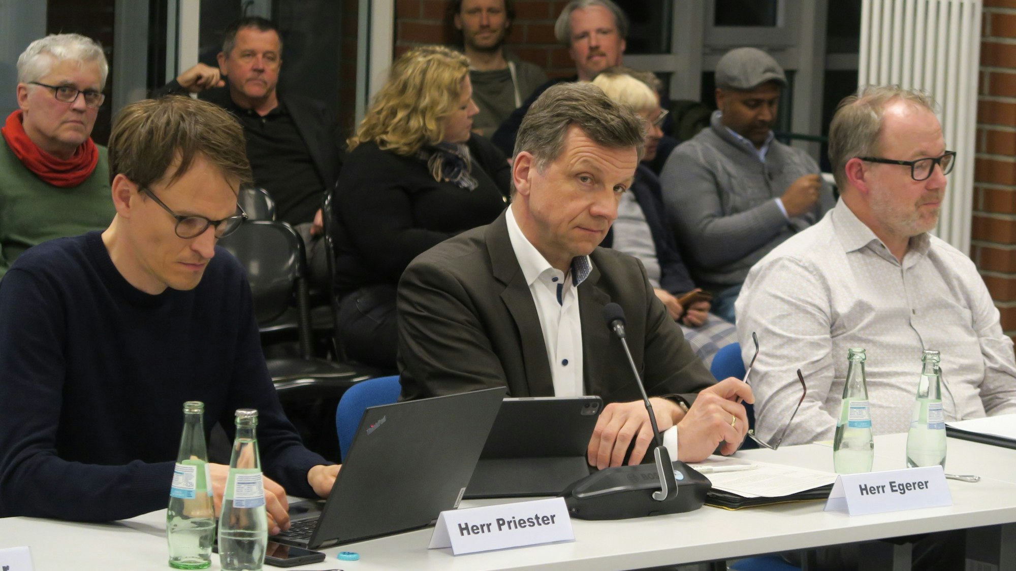 Dennis Priester (persönlicher Referent von Egerer), Ascan Egerer und Hendrik Colmer (vorn, v.l.) waren in der Bezirksvertretung Ehrenfeld.