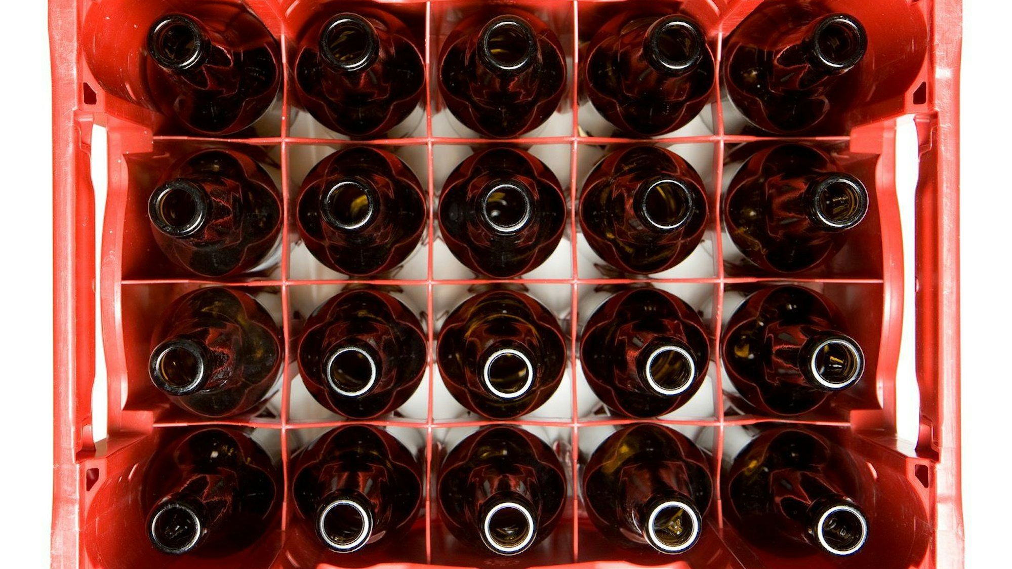 Auf dem Foto ist ein Kasten mit leeren Bierflaschen zu sehen.