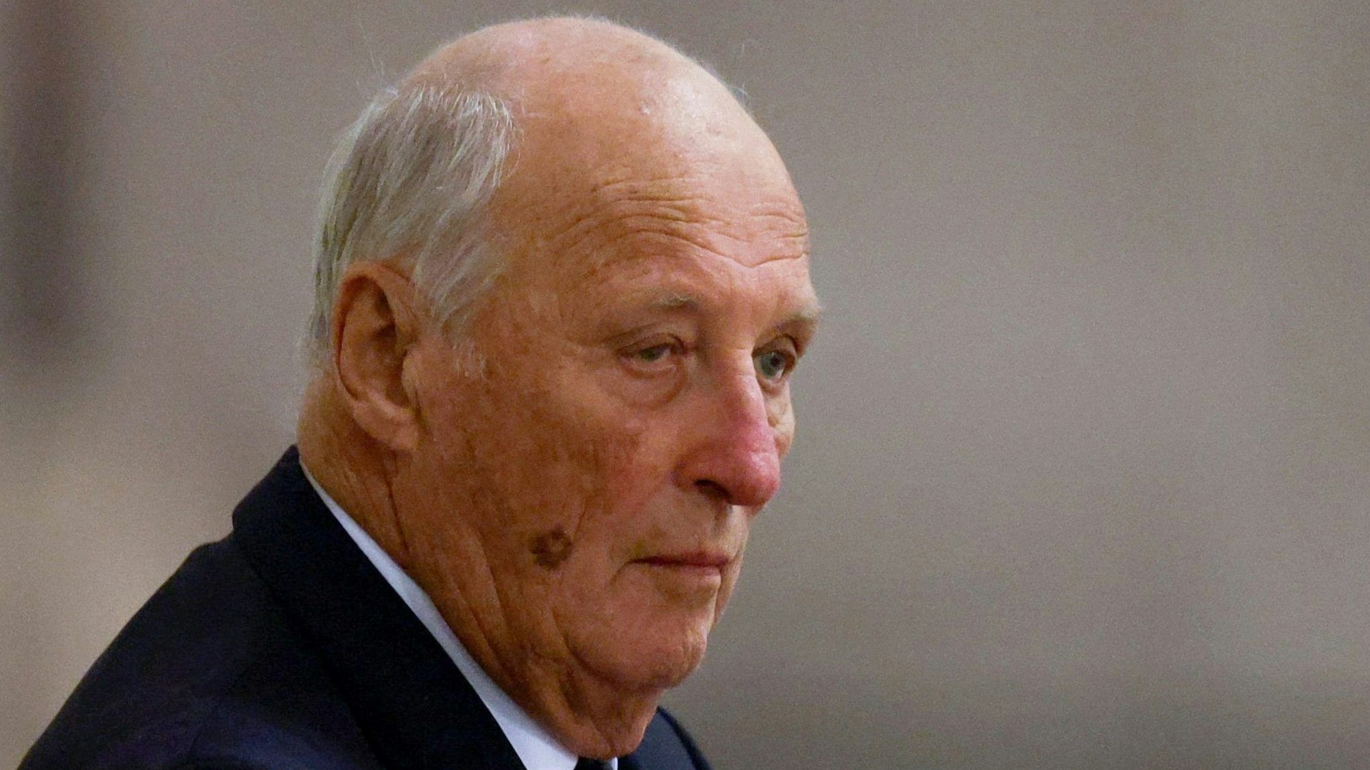 ARCHIV - 18.09.2022, Großbritannien, London: Norwegens König Harald V. erweist der britischen Königin Elizabeth II. die letzte Ehre.