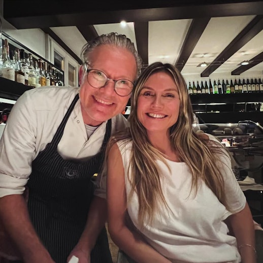 Model Heidi Klum im Restaurant mit Spitzenkoch Christopher Wilbrand.