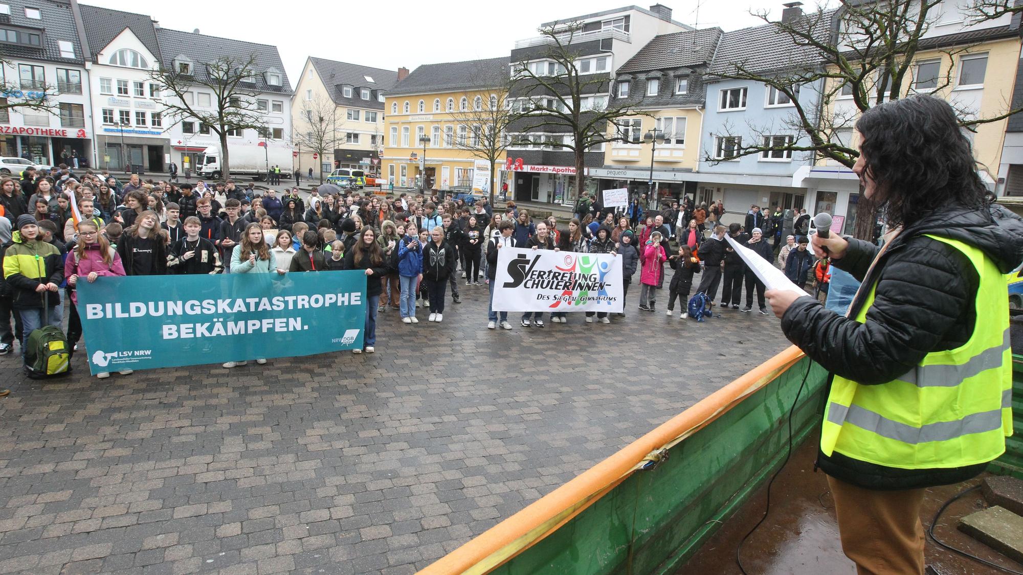 Bei der Kundgebung auf dem Markt sprach der Schülervertreter und der Bürgermeister zu den Schülern.