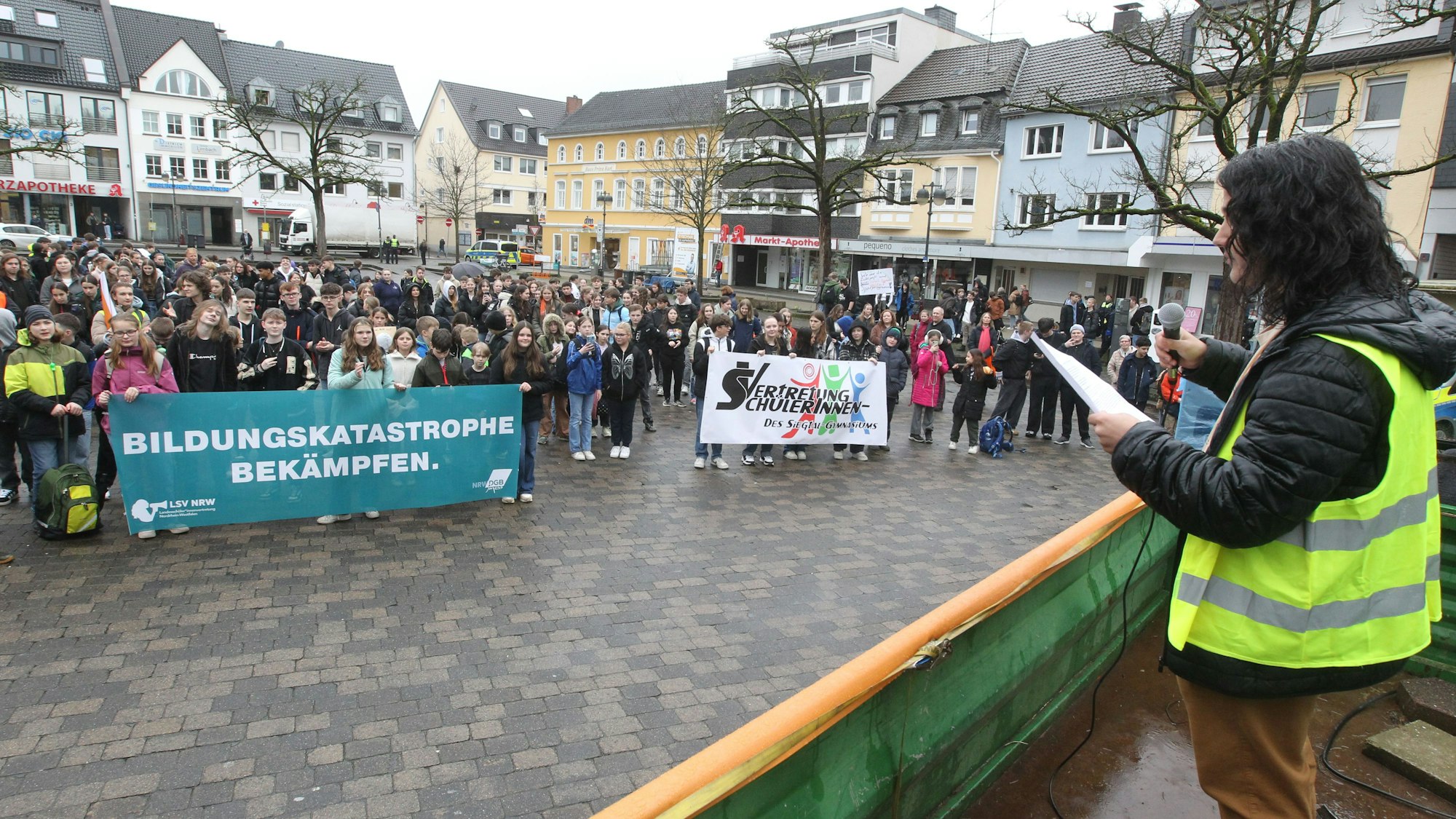 Bei der Kundgebung auf dem Markt sprach der Schülervertreter und der Bürgermeister zu den Schülern.