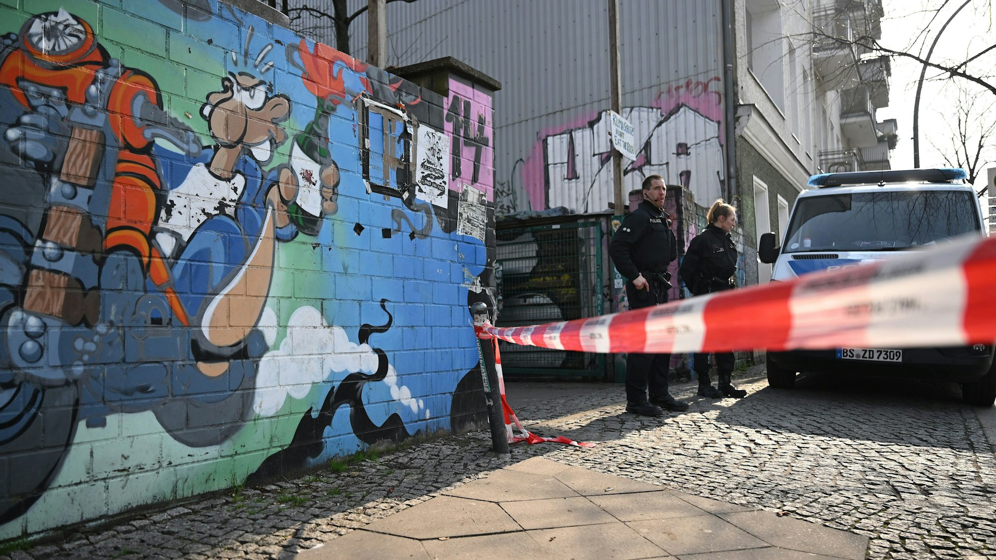 Polizei durchsucht im Berliner Stadtteil Friedrichshain bei der Fahndung nach früheren RAF-Terroristen Staub und Garweg ein Grundstück.