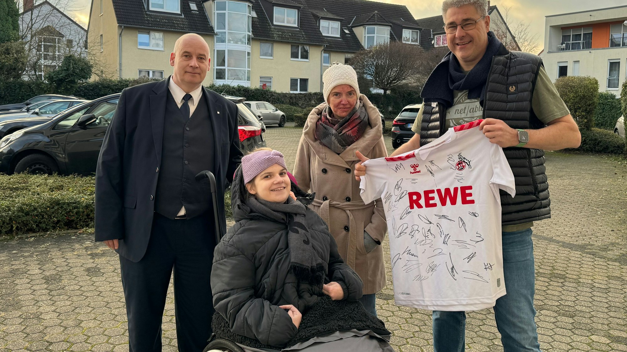 Auf dem Bild sind die Familie Sturm und der Unterstützer Volker Frank zu sehen.