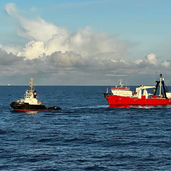 Mehrere Schlepper suchen nach dem gesunkenen Wrack des Frachters „Verity“ in der deutschen Nordsee. Bei dem Schiffsunglück waren zwei Frachter unweit der Insel Helgoland zusammengestoßen, fünf Menschen kamen ums Leben.