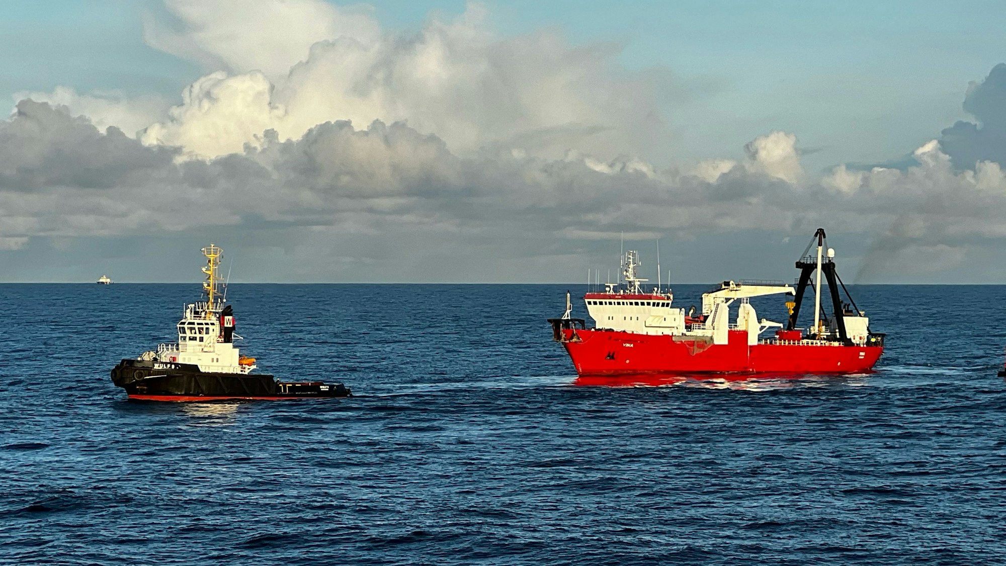 Mehrere Schlepper suchen nach dem gesunkenen Wrack des Frachters „Verity“ in der deutschen Nordsee. Bei dem Schiffsunglück waren zwei Frachter unweit der Insel Helgoland zusammengestoßen, fünf Menschen kamen ums Leben.