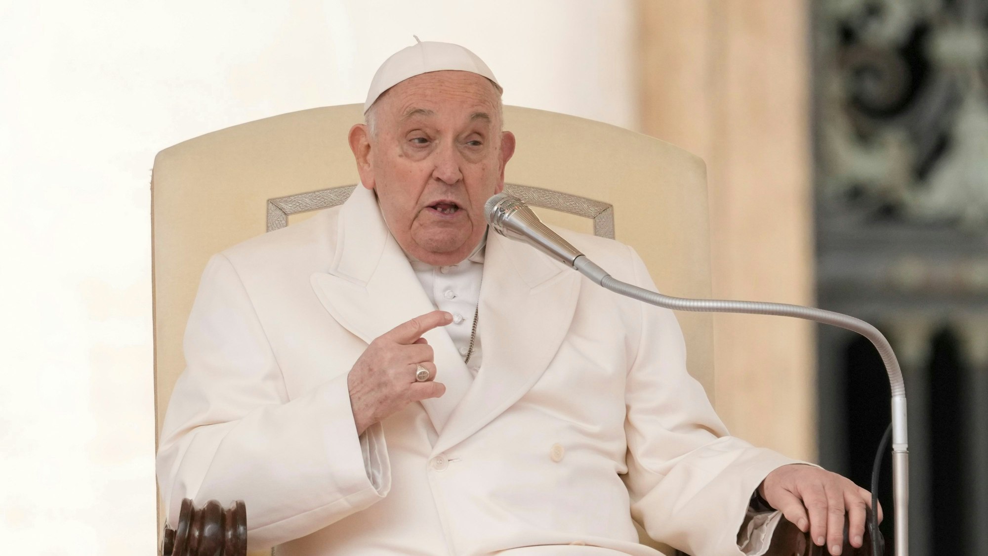 13.03.2024, Vatikan, Vatikanstadt: Papst Franziskus hält seine Rede während seiner wöchentlichen Generalaudienz auf dem Petersplatz. Foto: Andrew Medichini/AP +++ dpa-Bildfunk +++