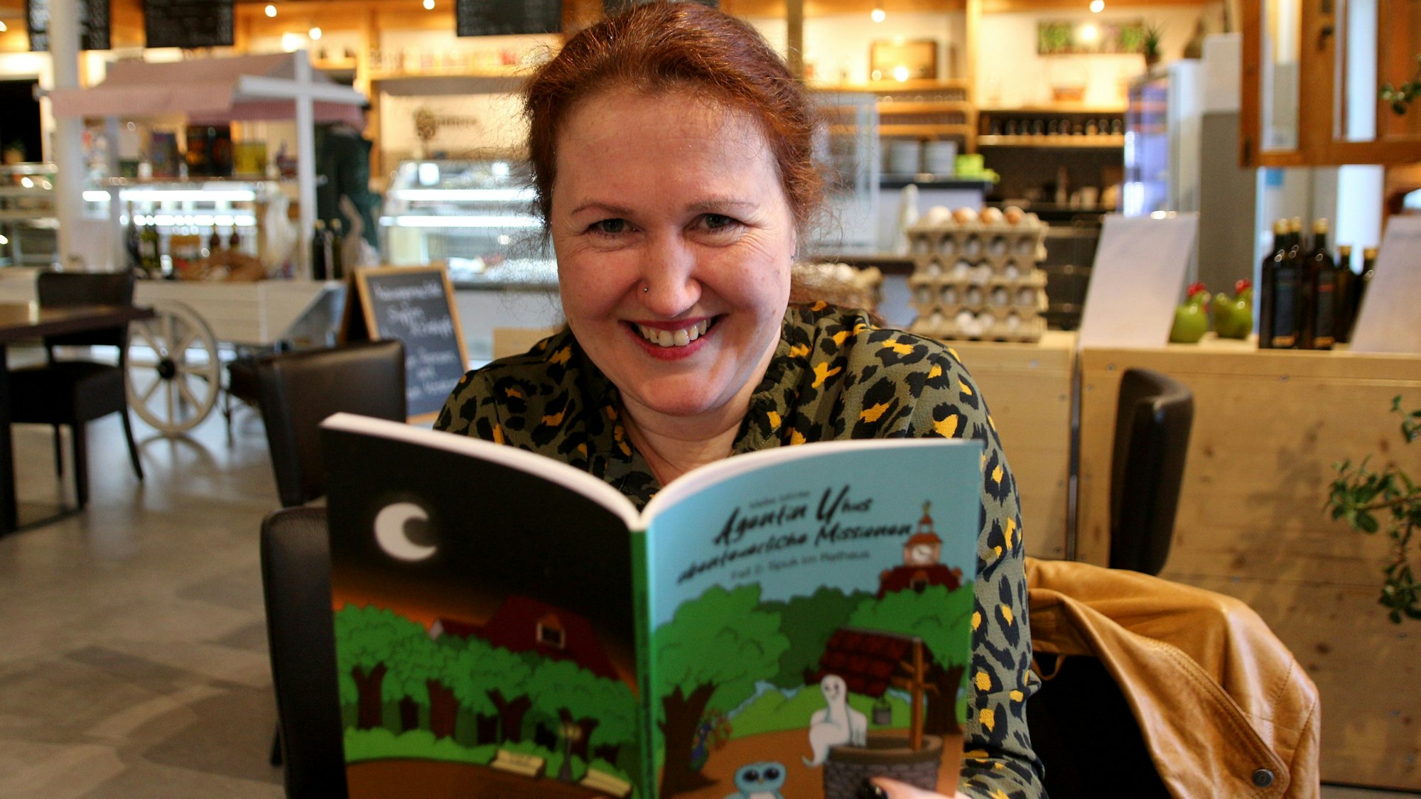 Auf dem Bild ist die Autorin des Kinderkrimis zu sehen.