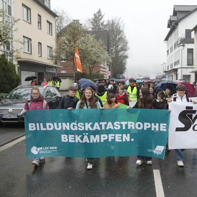 Der Demonstrationszug der Eitorfer Schüler ging vom Bahnhof zum Markt.