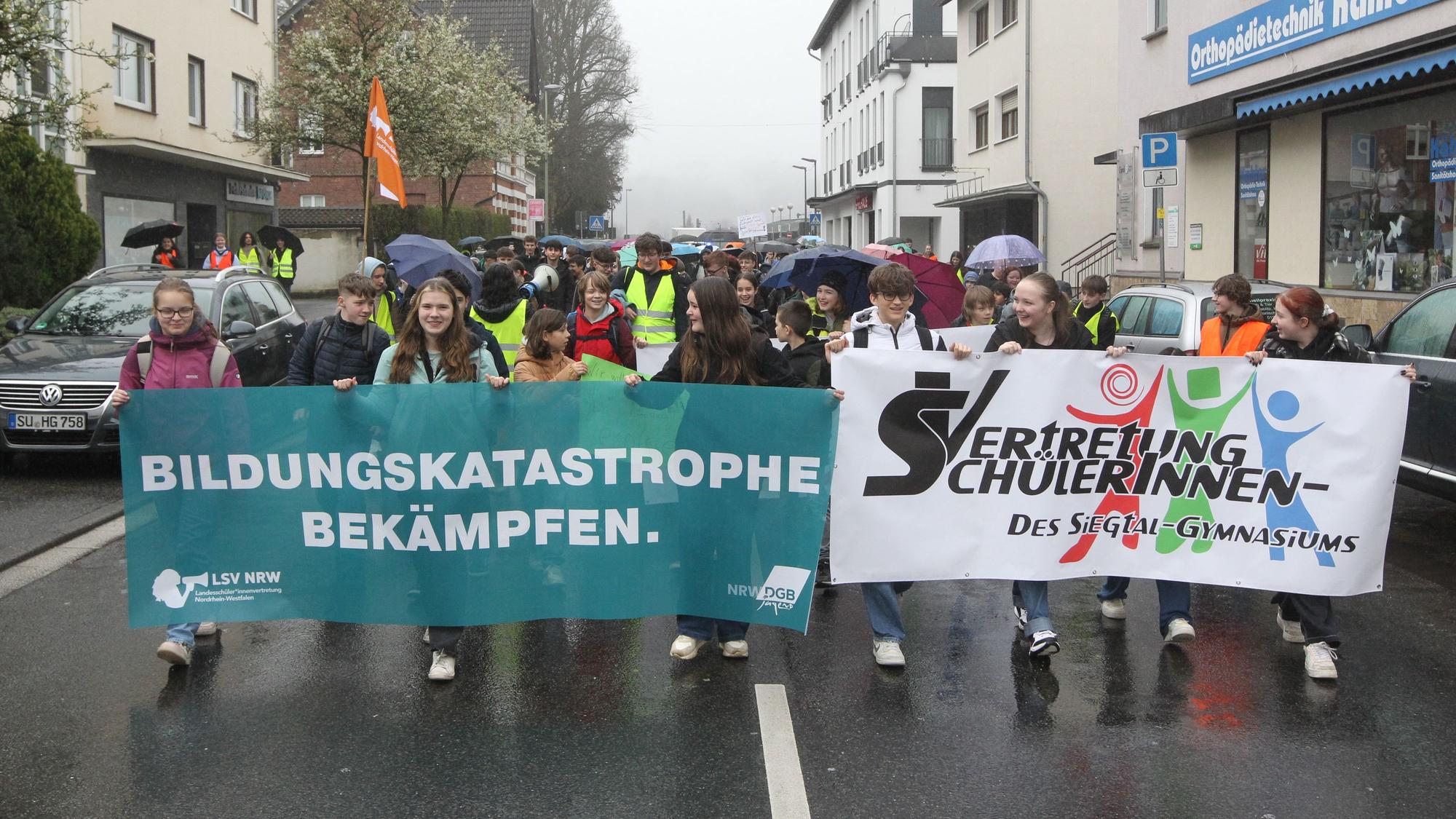 Der Demonstrationszug der Eitorfer Schüler ging vom Bahnhof zum Markt.