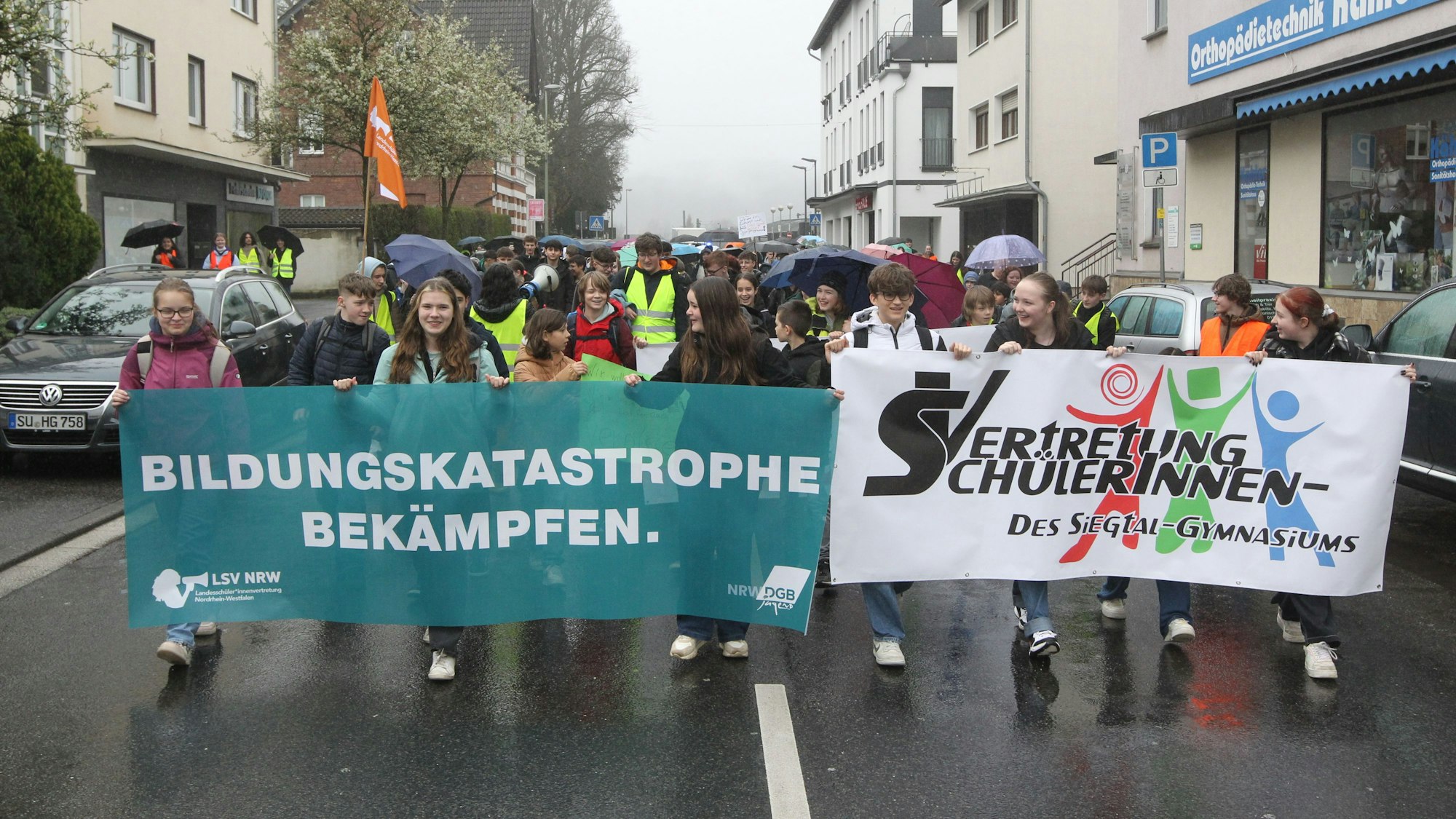 Der Demonstrationszug der Eitorfer Schüler ging vom Bahnhof zum Markt.